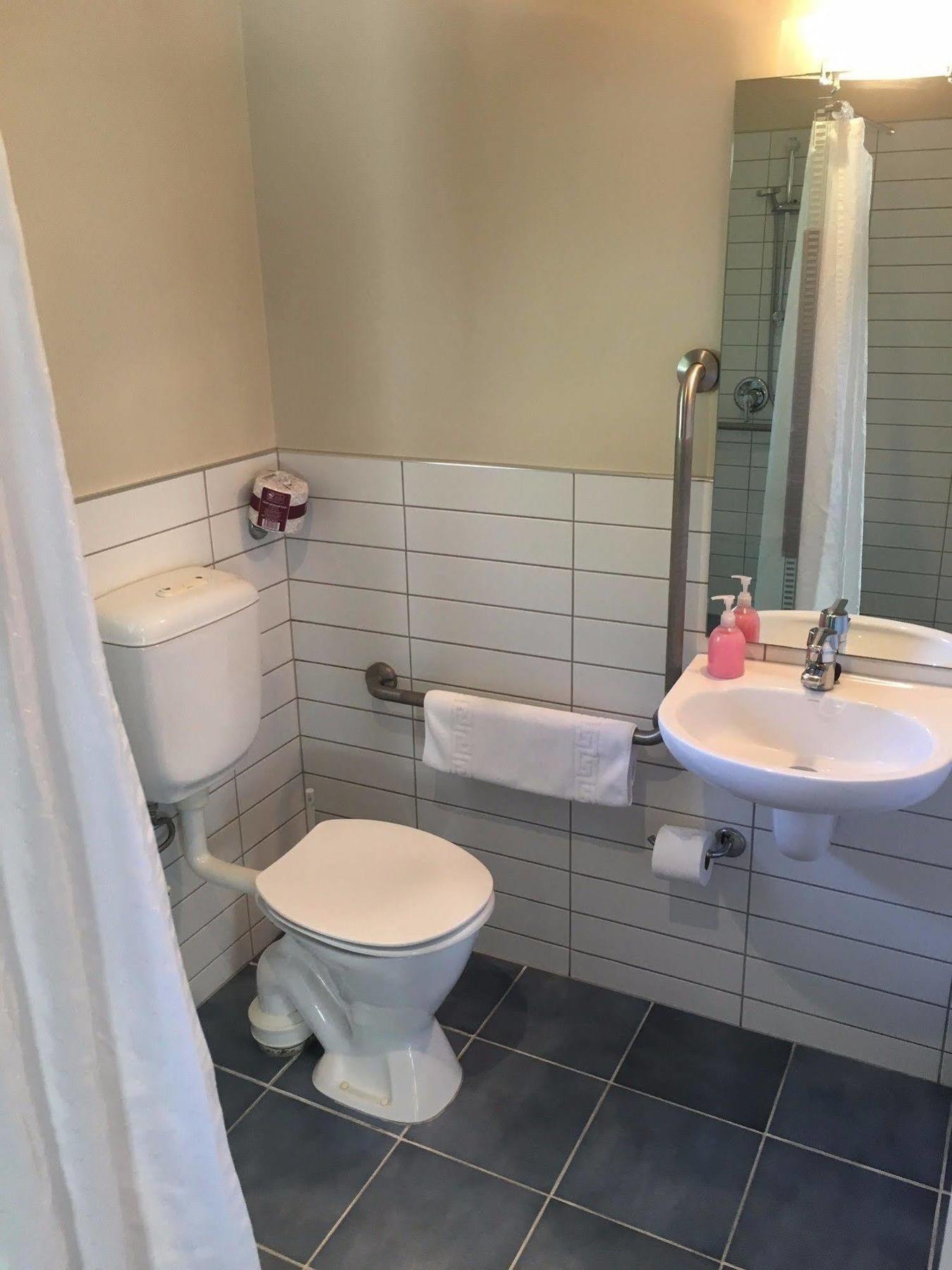 Beaches Nelson Luaran gambar Bathroom in a typical hotel room